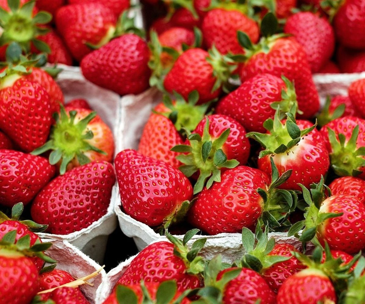 Frutas frescas y berries recién llegadas en nuestras cajas de delivery