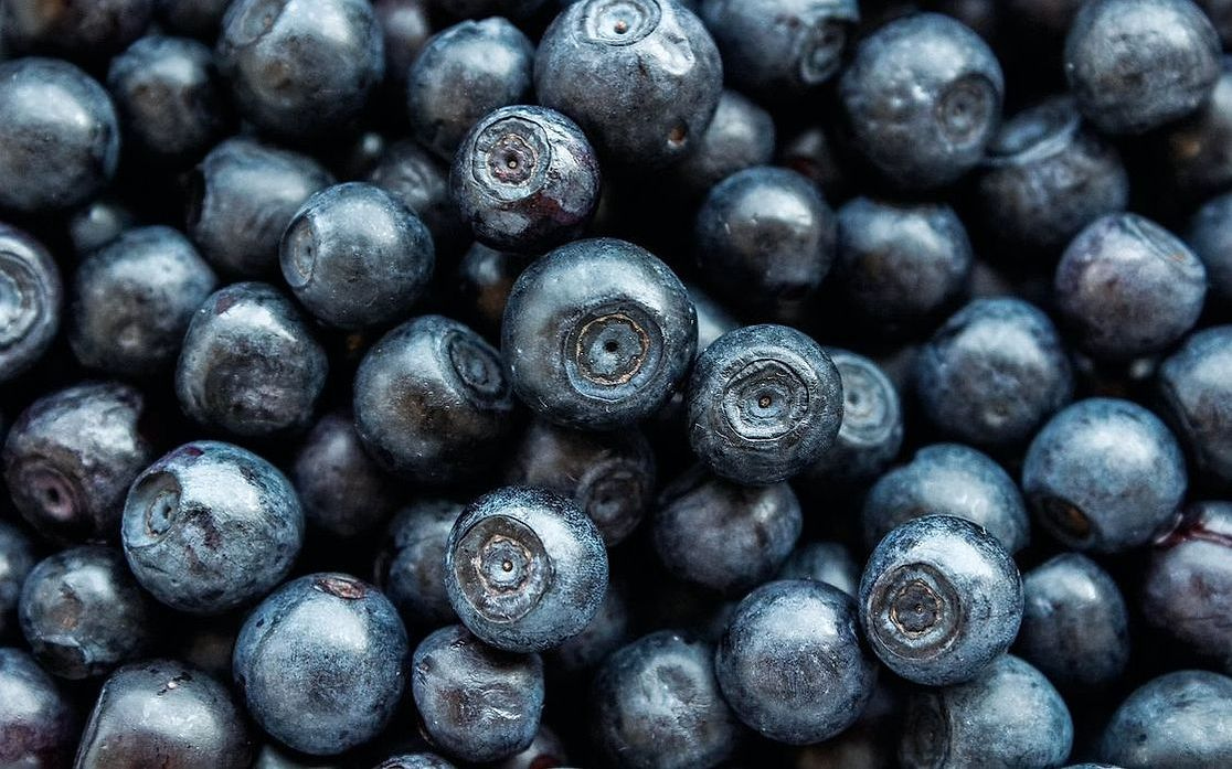 Una canasta de berries y sandía recién cortada
