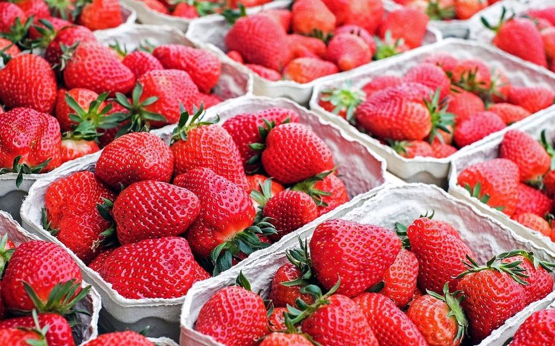 Frutas variadas de temporada en caja de delivery